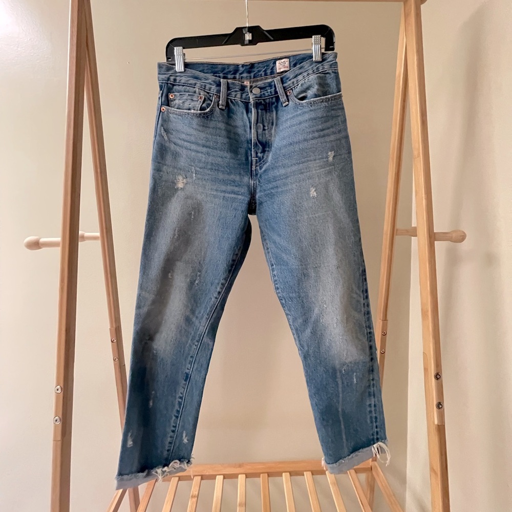 Levi’s Wedgie Cut in distressed White Oak denim